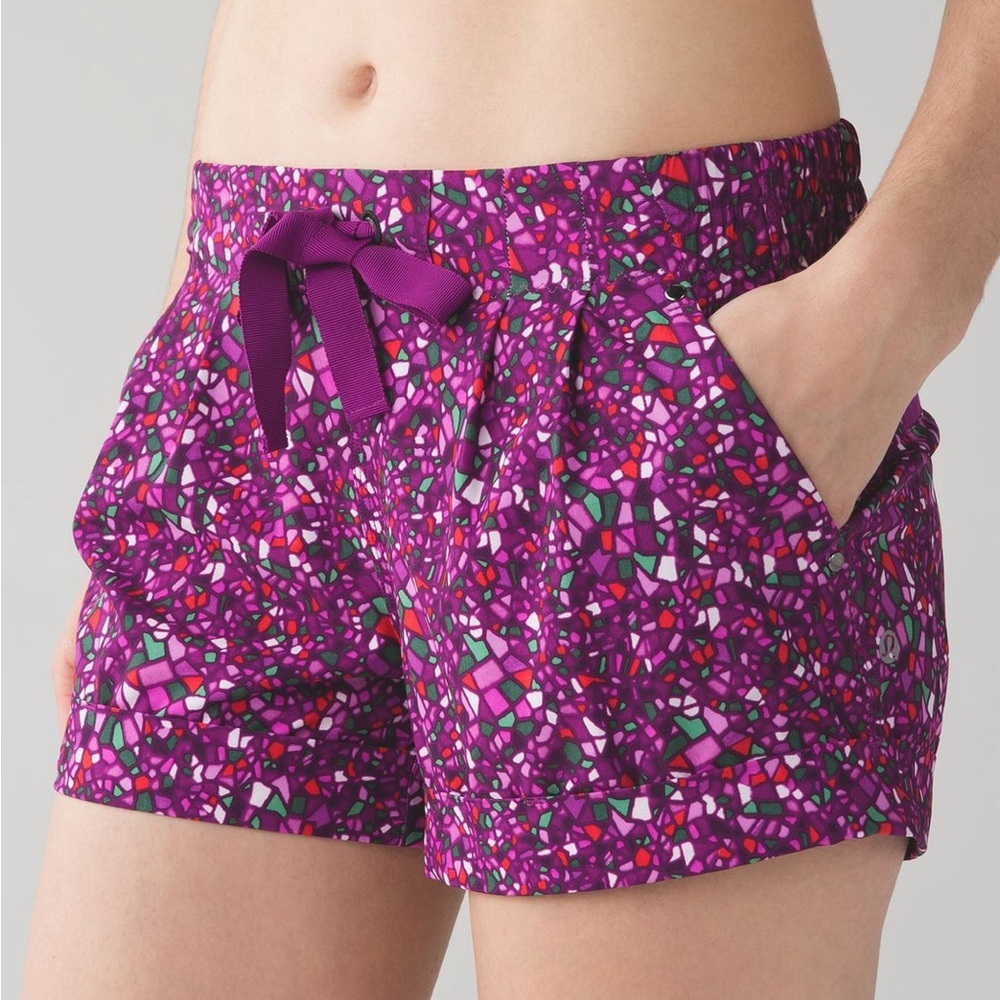 Lululemon Spring Break Away Short Sz 8